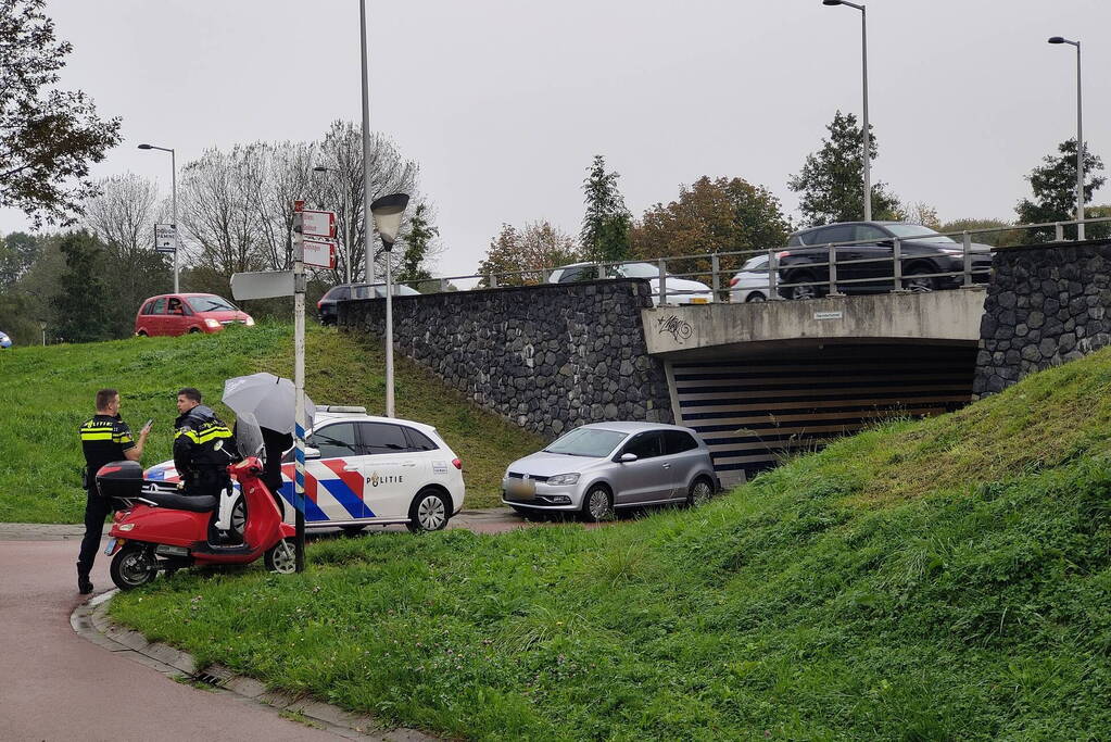 Persoon ten val met scooter