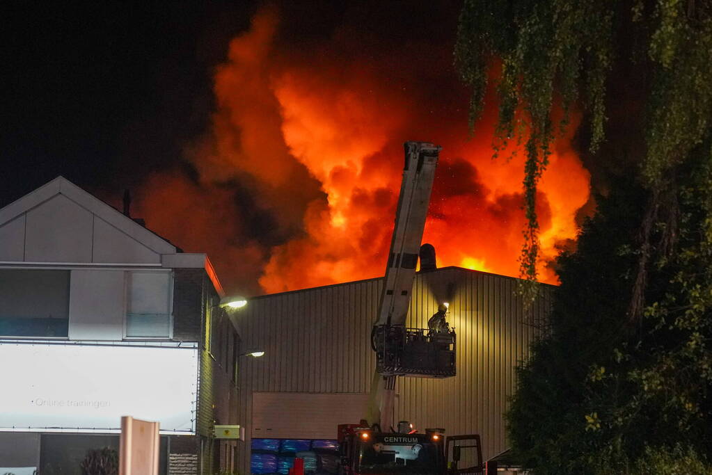 Zeer grote brand in een loods