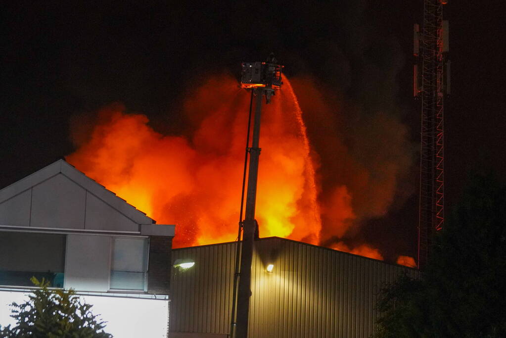 Zeer grote brand in een loods