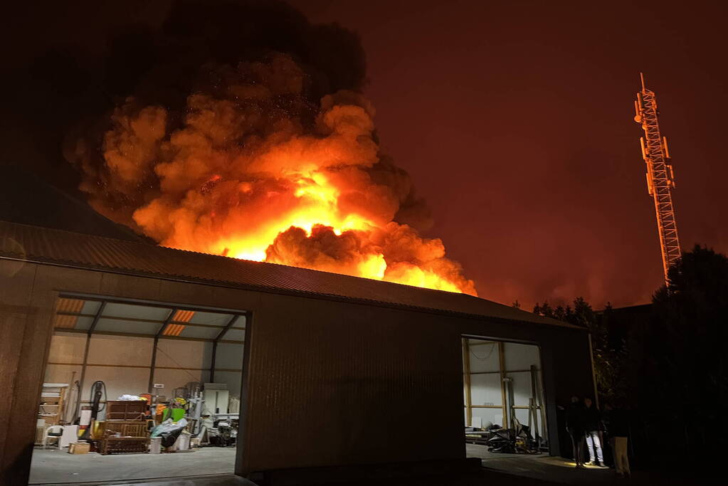 Zeer grote brand in een loods