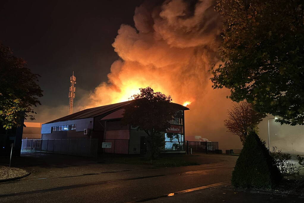 Zeer grote brand in een loods