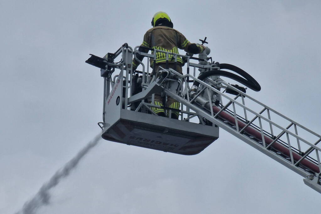 Enorme schade door verwoestende brand bij daglicht goed te zien