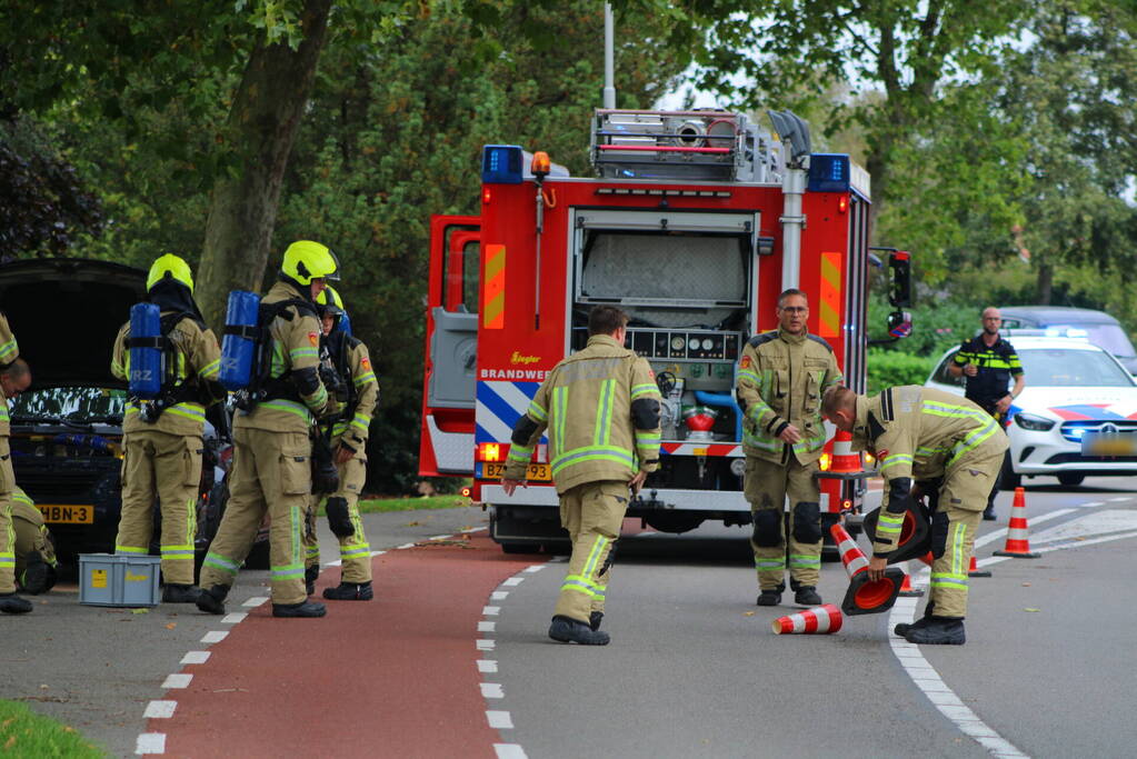 Brandweer ingezet voor stoomvorming bij auto