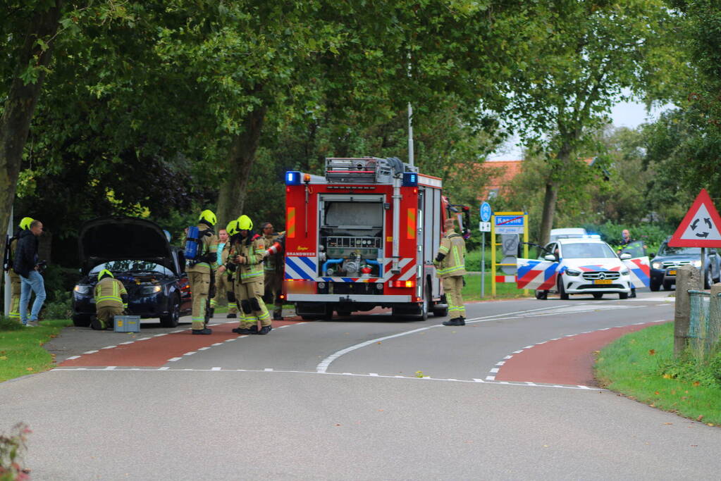 Brandweer ingezet voor stoomvorming bij auto