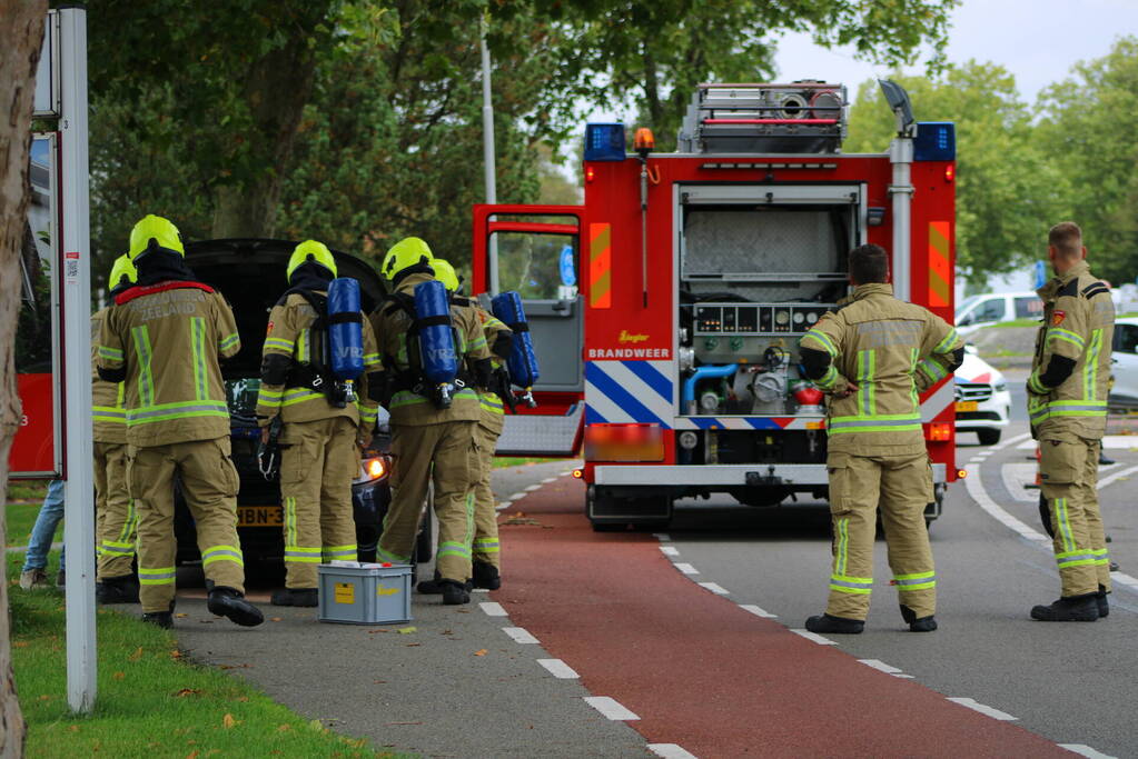 Brandweer ingezet voor stoomvorming bij auto