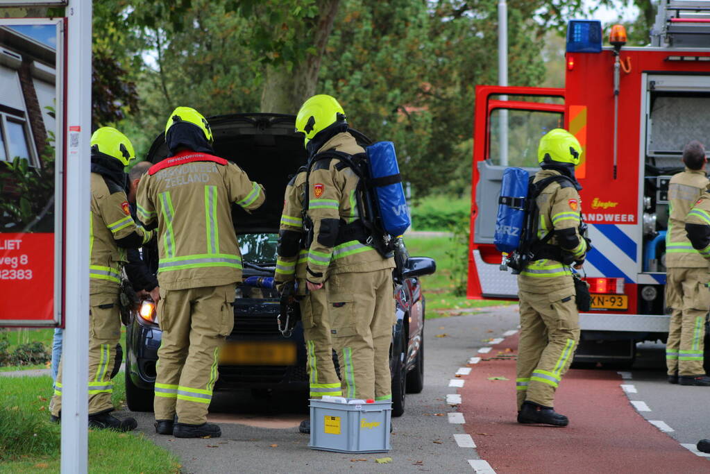 Brandweer ingezet voor stoomvorming bij auto