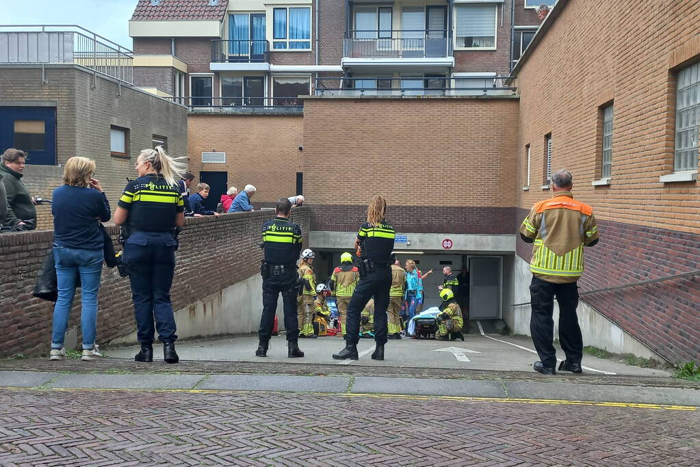 Auto rijdt helling af en belandt tegen muur