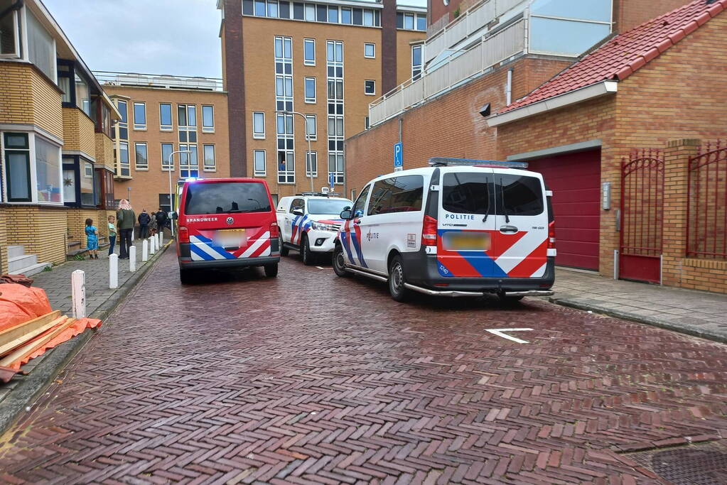 Auto rijdt helling af en belandt tegen muur