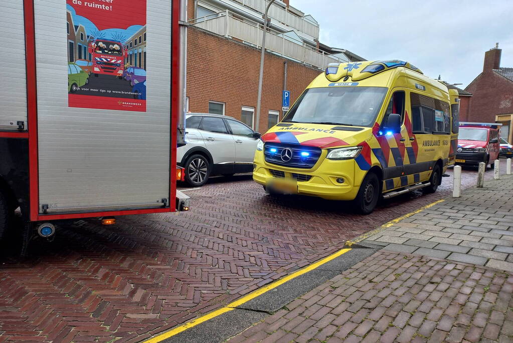 Auto rijdt helling af en belandt tegen muur