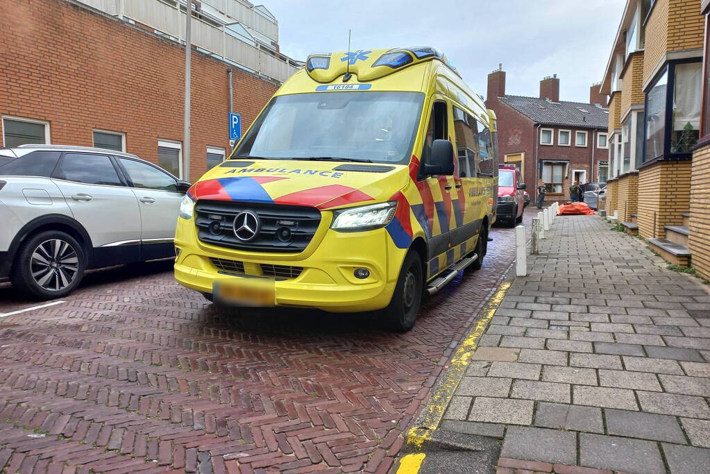 Auto rijdt helling af en belandt tegen muur