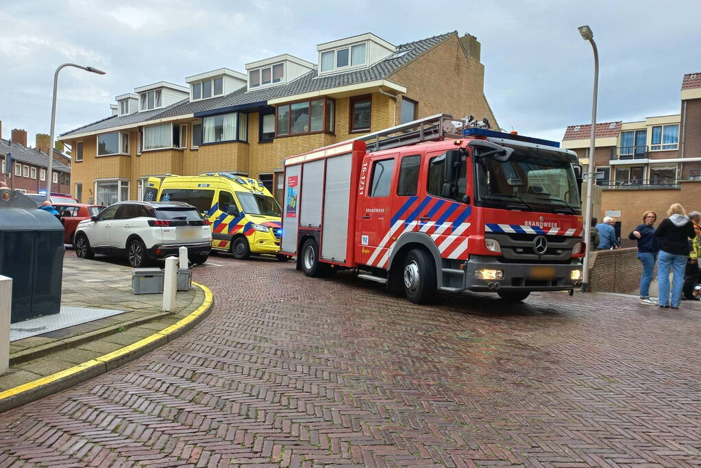 Auto rijdt helling af en belandt tegen muur