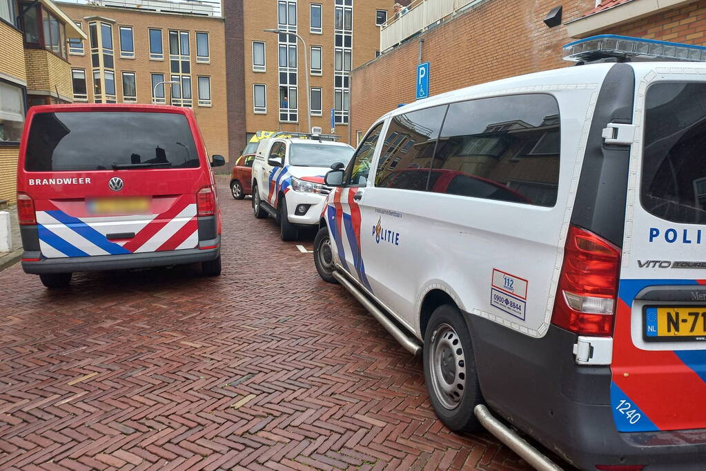 Auto rijdt helling af en belandt tegen muur