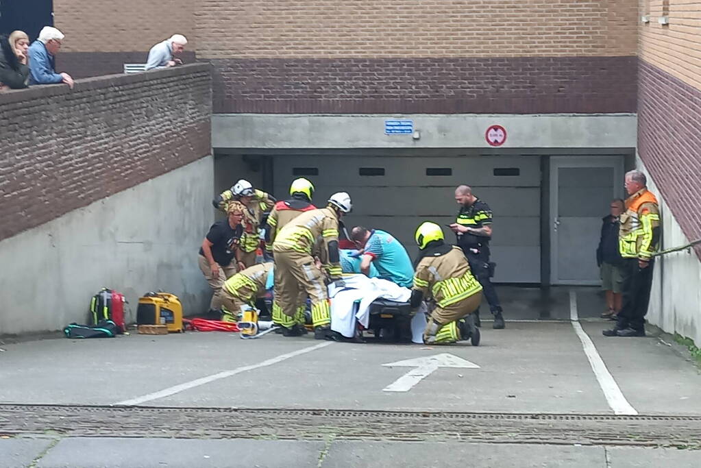 Auto rijdt helling af en belandt tegen muur