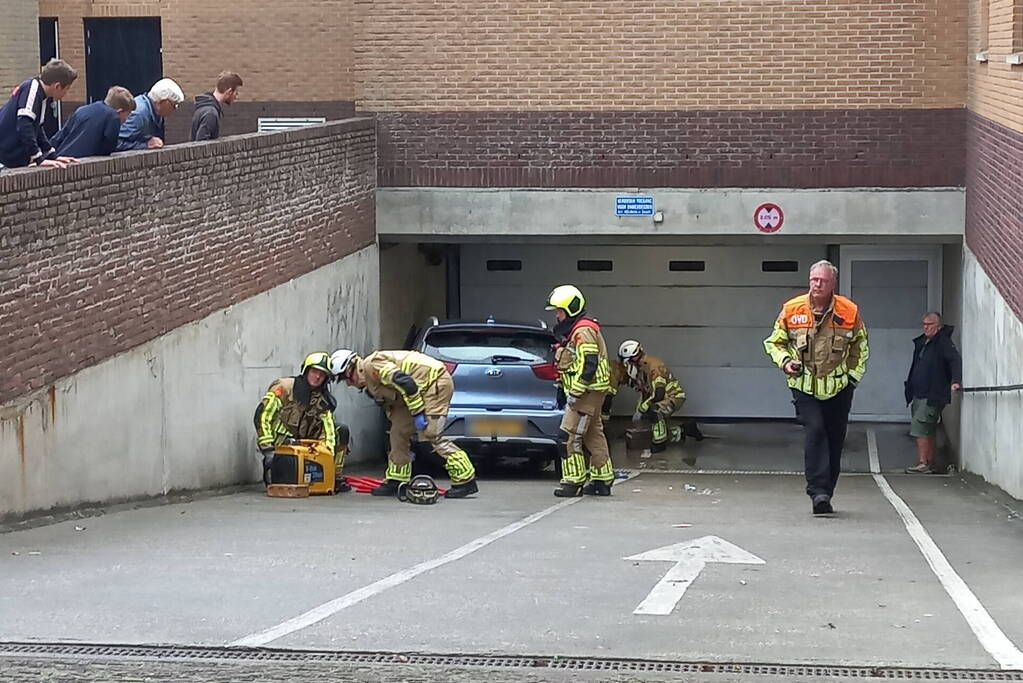 Auto rijdt helling af en belandt tegen muur