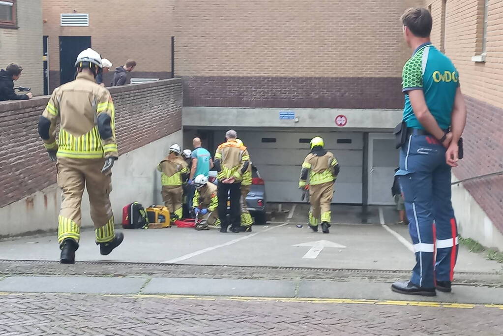 Auto rijdt helling af en belandt tegen muur