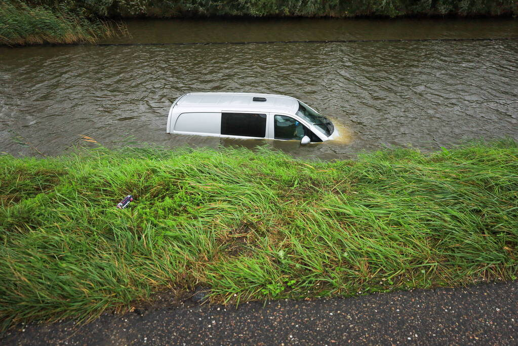 Bestelbus wijkt uit voor dier en rijdt water in