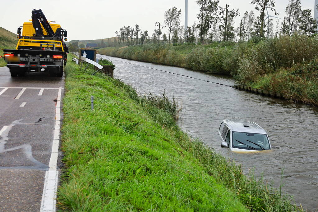 Bestelbus wijkt uit voor dier en rijdt water in