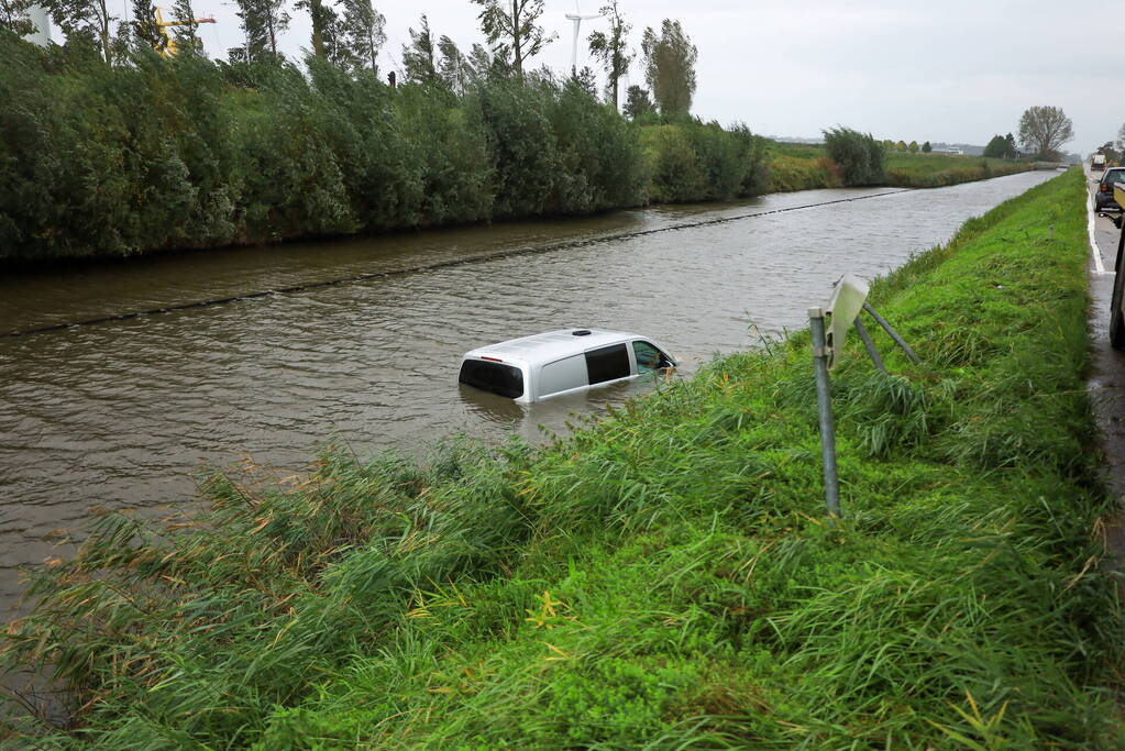 Bestelbus wijkt uit voor dier en rijdt water in