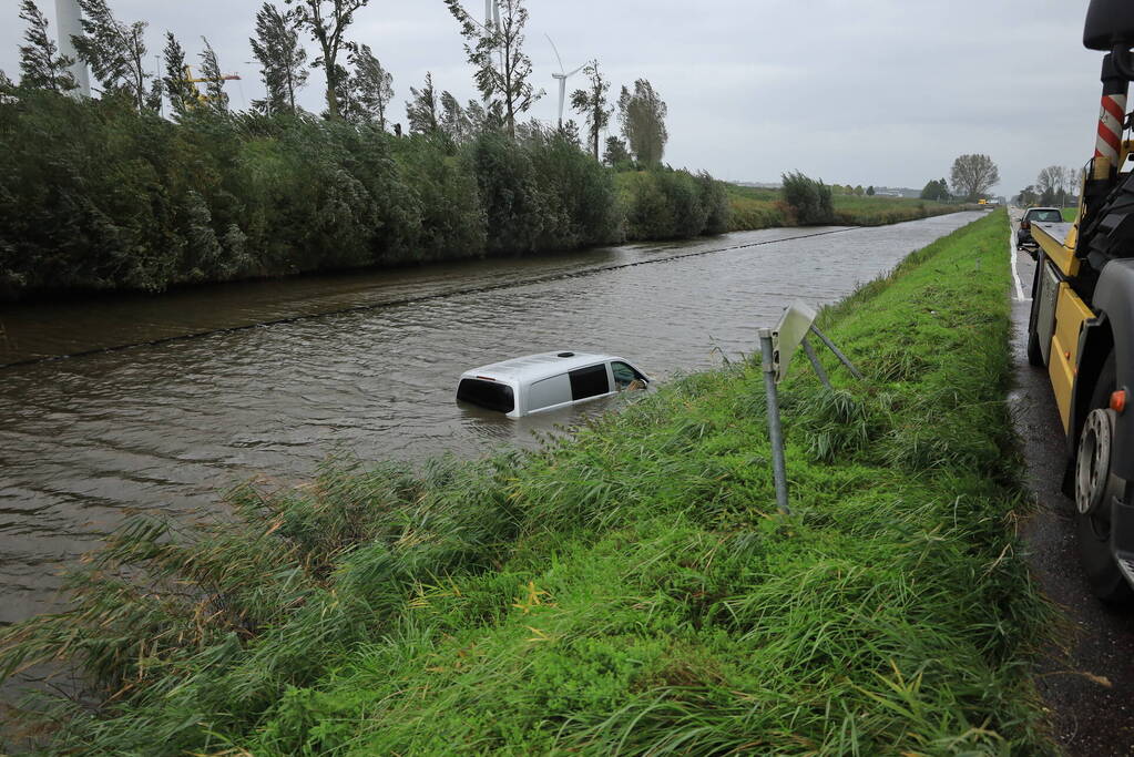 Bestelbus wijkt uit voor dier en rijdt water in