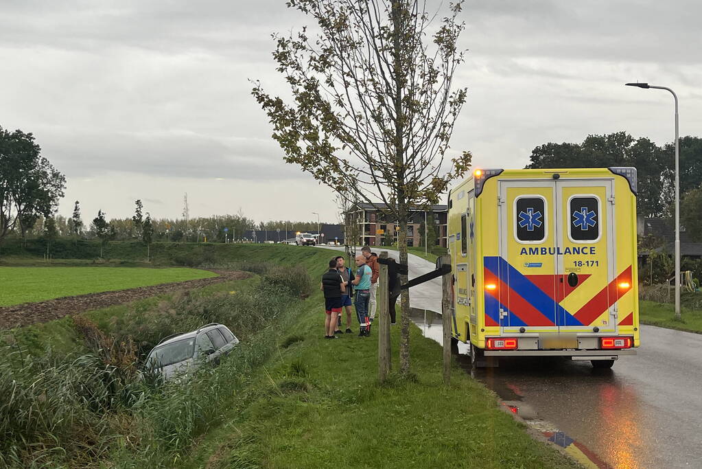 Auto raakt van weg en belandt in sloot