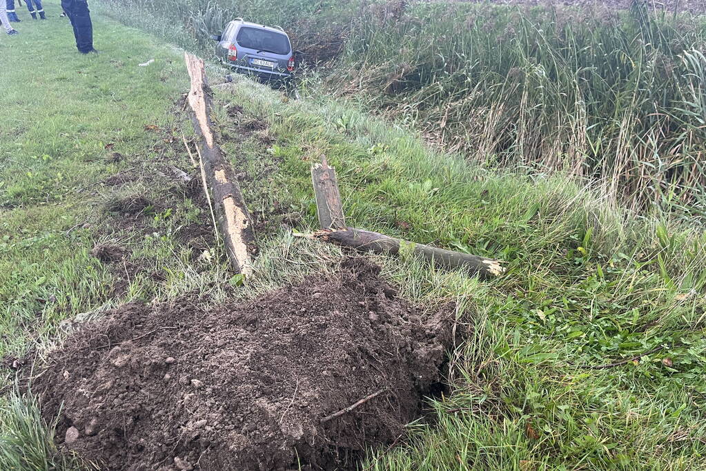 Auto raakt van weg en belandt in sloot