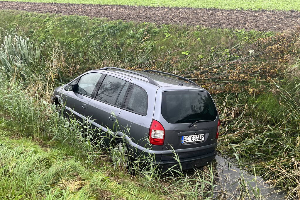 Auto raakt van weg en belandt in sloot