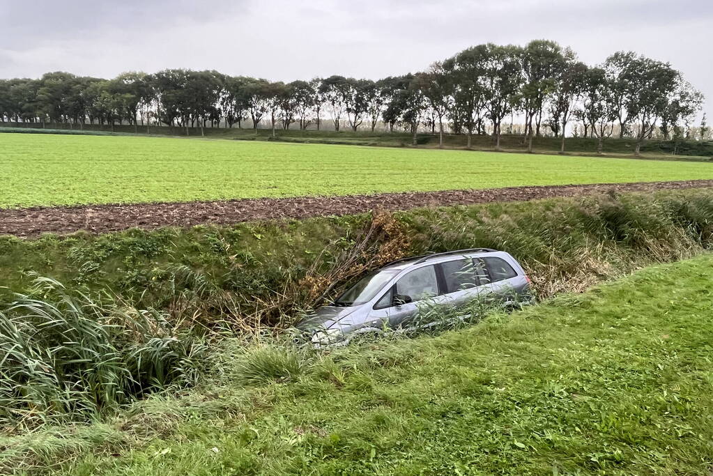 Auto raakt van weg en belandt in sloot