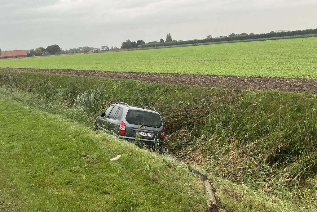 Auto raakt van weg en belandt in sloot