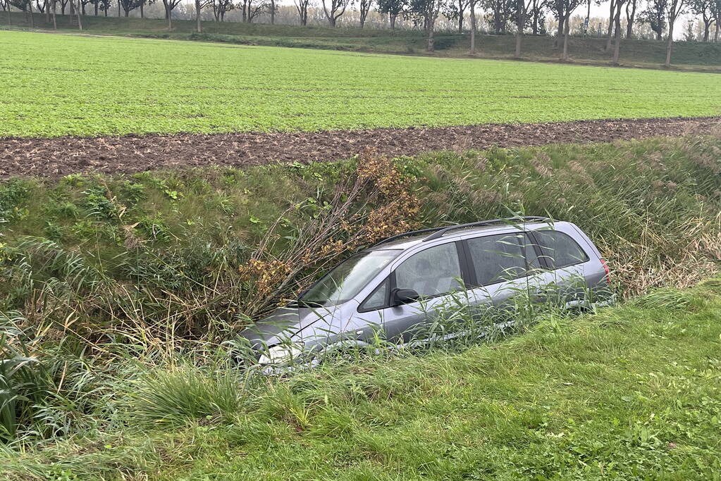 Auto raakt van weg en belandt in sloot