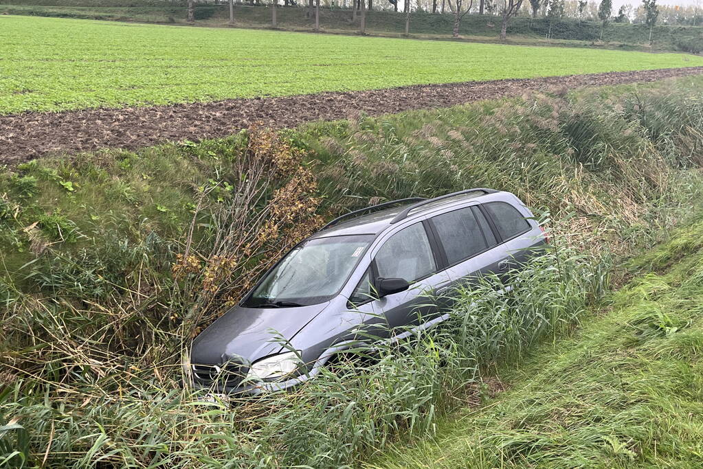 Auto raakt van weg en belandt in sloot