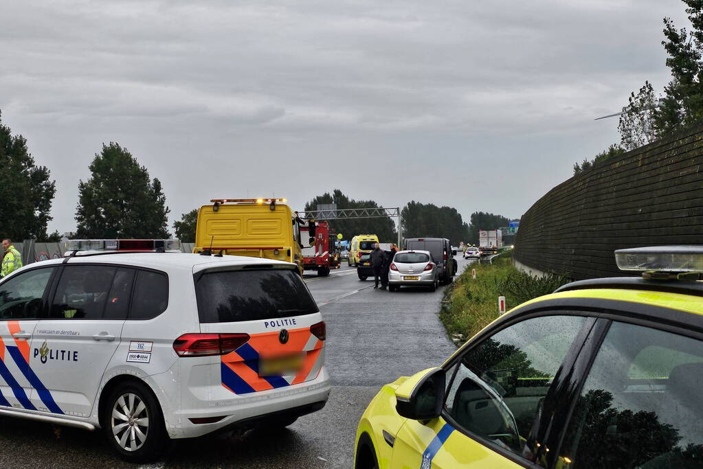 Voertuigen zwaar beschadigd na ongeval op snelweg