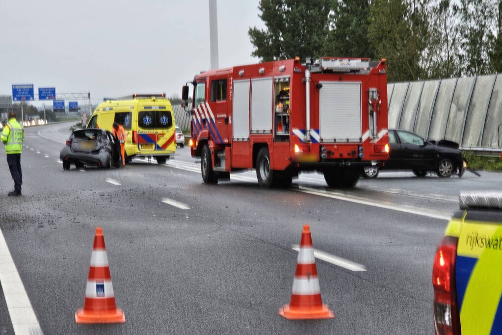 Voertuigen zwaar beschadigd na ongeval op snelweg