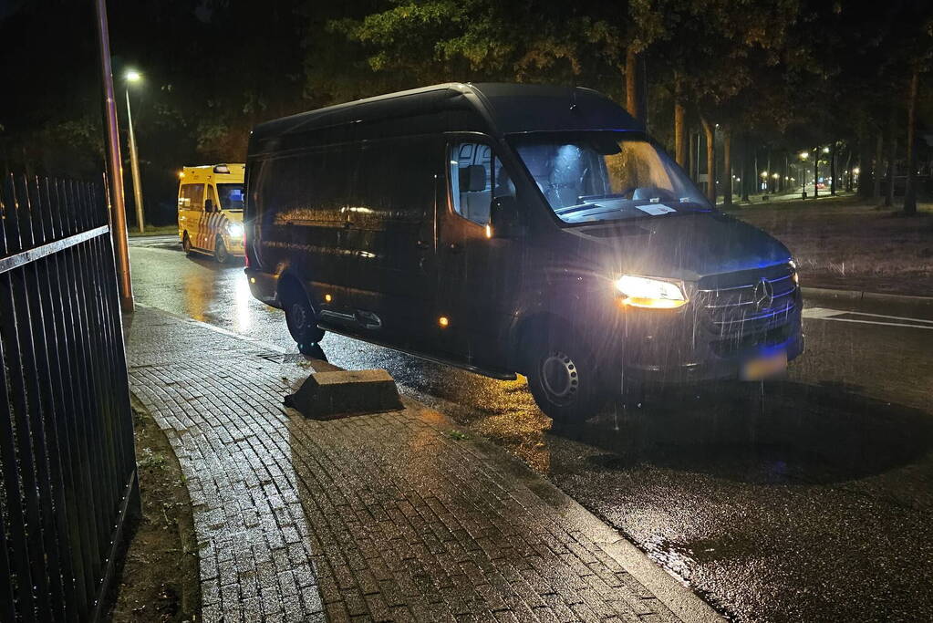 Voetganger gewond bij aanrijding met bestelbus