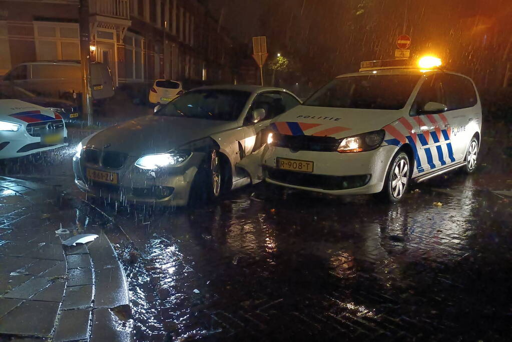 Politieauto in botsing met personenauto