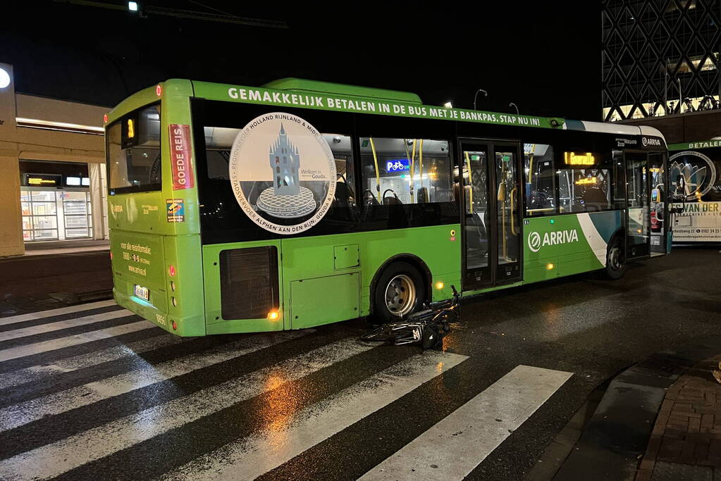 Fietser geschept door lijnbus