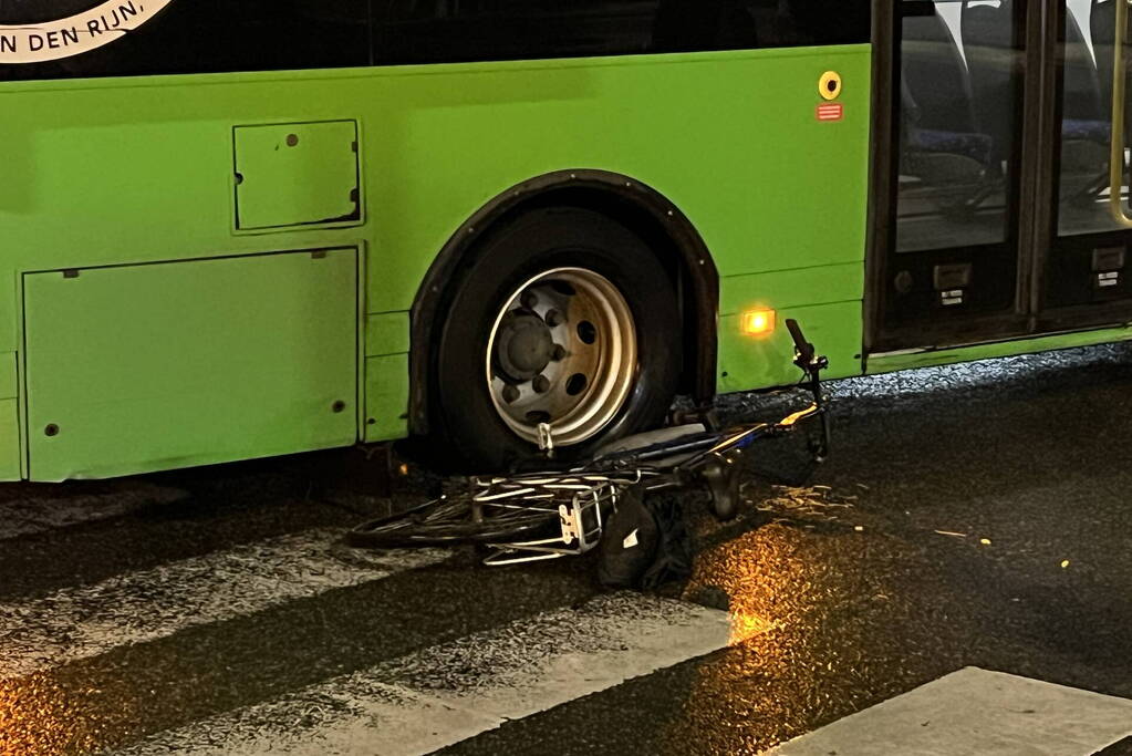 Fietser geschept door lijnbus