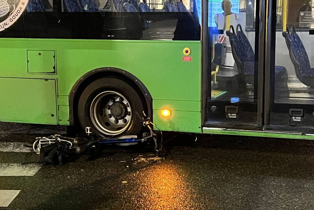 Fietser geschept door lijnbus