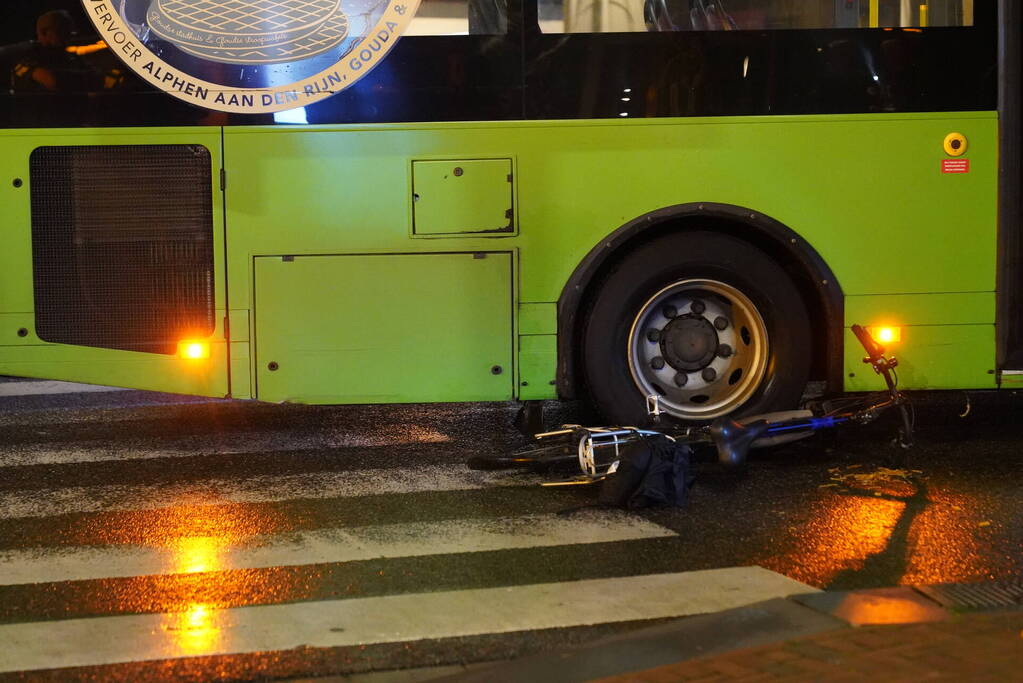 Fietser geschept door lijnbus