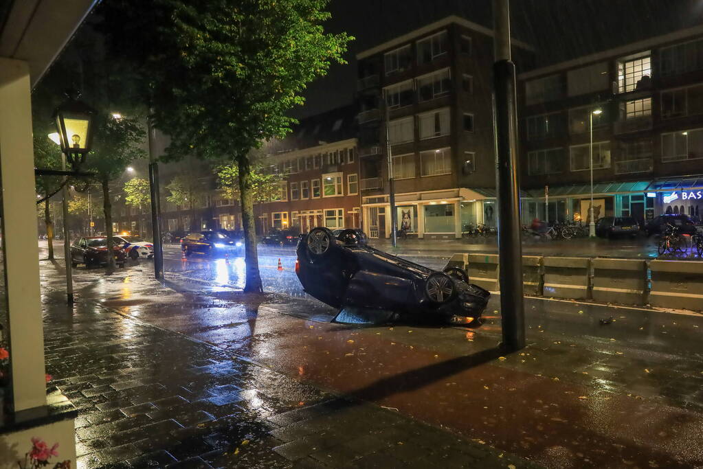 Auto op zijn kop bij eenzijdig ongeval