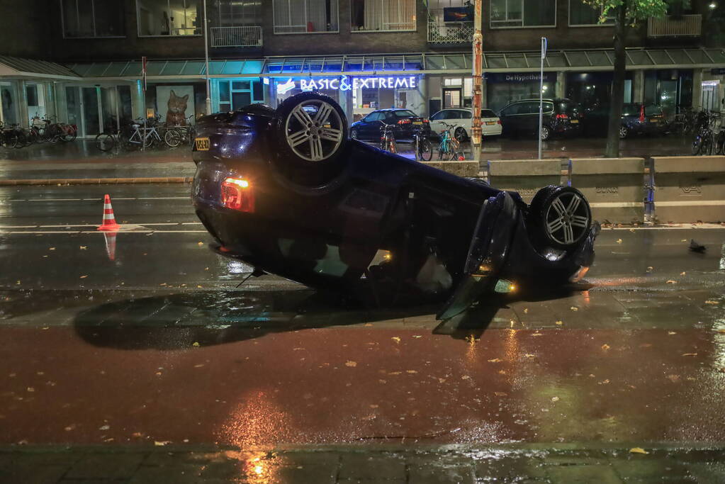 Auto op zijn kop bij eenzijdig ongeval