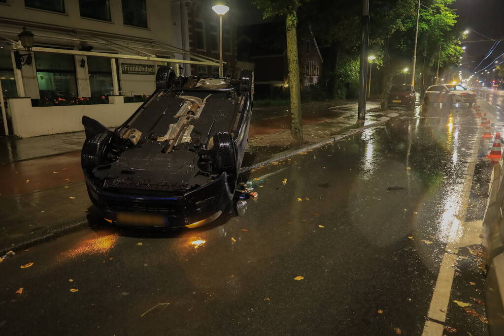 Auto op zijn kop bij eenzijdig ongeval