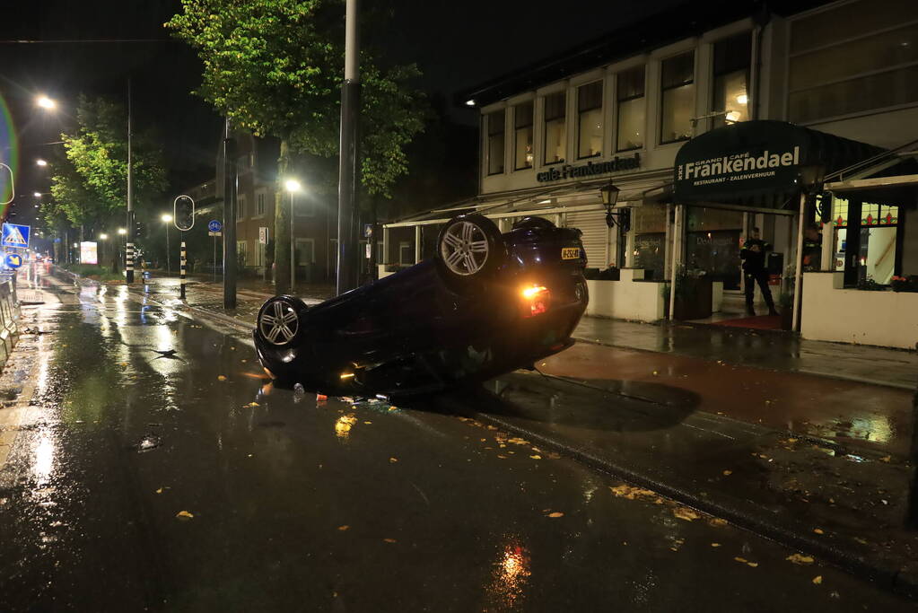 Auto op zijn kop bij eenzijdig ongeval