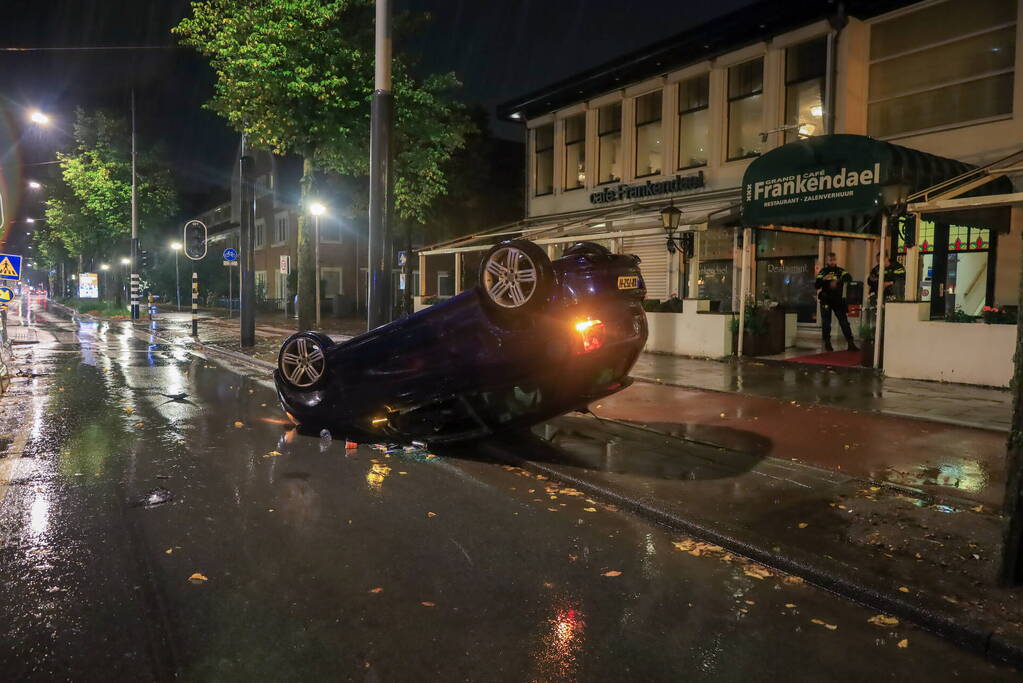 Auto op zijn kop bij eenzijdig ongeval