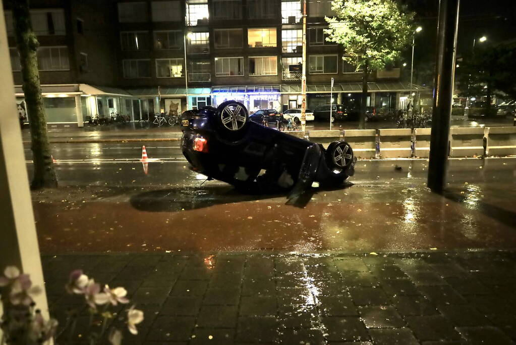 Auto op zijn kop bij eenzijdig ongeval