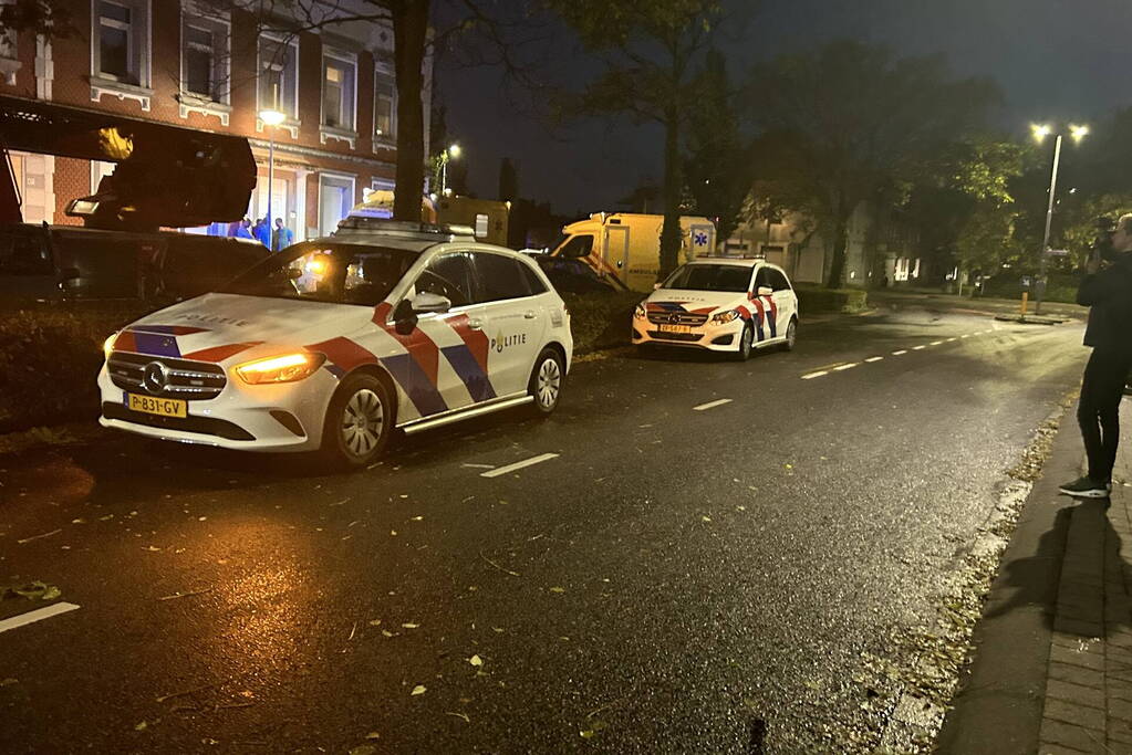 Bewoner naar ziekenhuis bij woningbrand