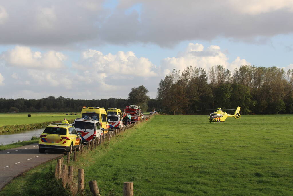 Auto raakt te water, traumahelikopter ingezet