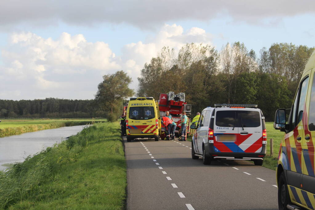 Auto raakt te water, traumahelikopter ingezet