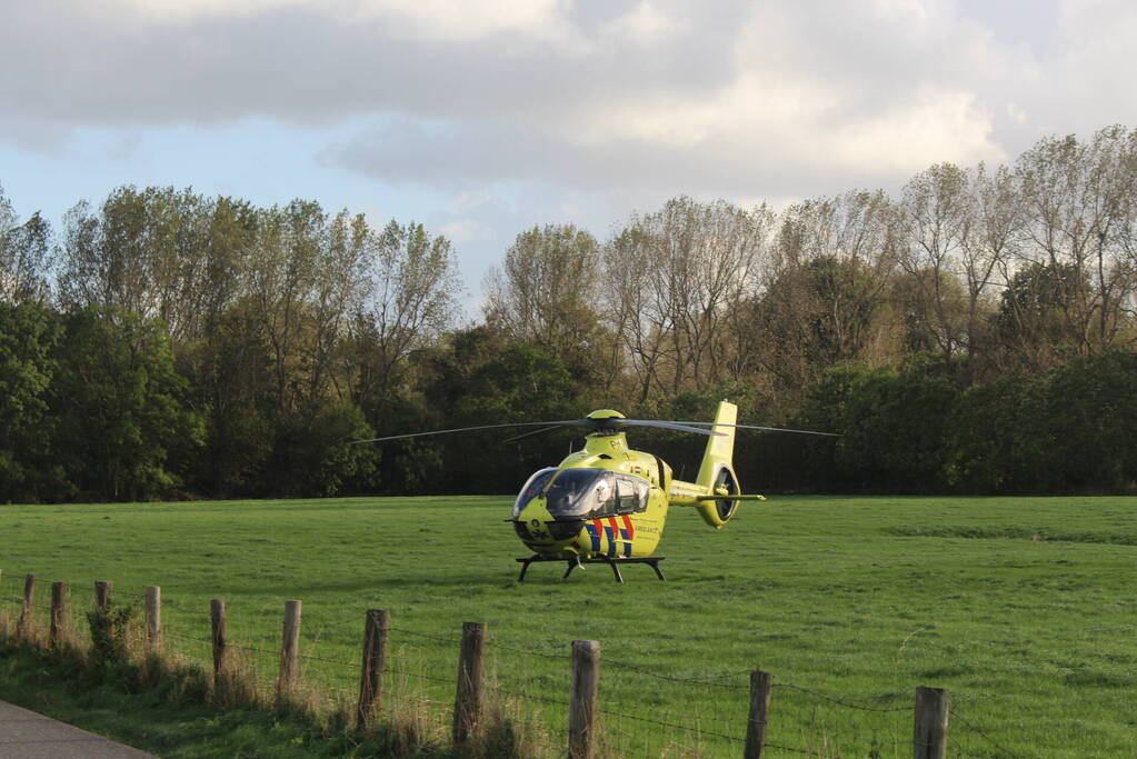 Auto raakt te water, traumahelikopter ingezet