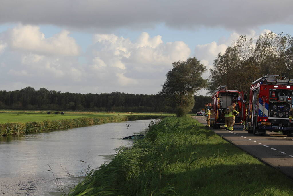 Auto raakt te water, traumahelikopter ingezet