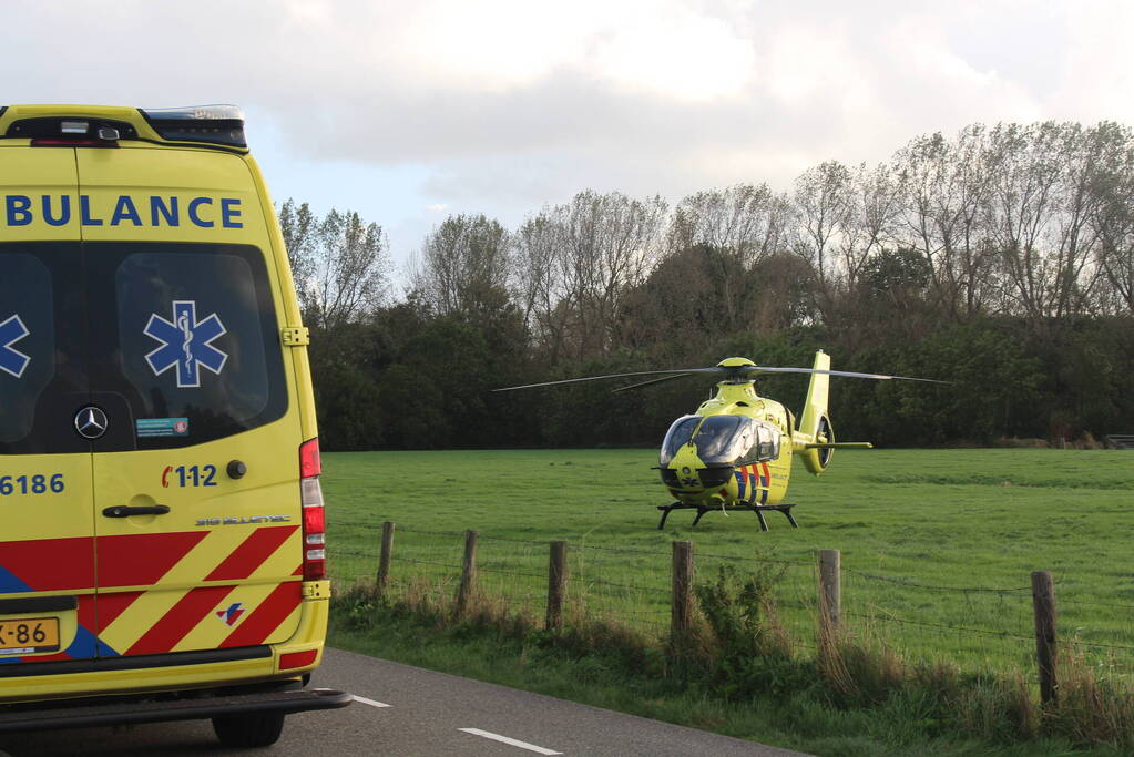 Auto raakt te water, traumahelikopter ingezet